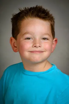 球迷使用手机查看欧冠比分